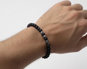Minimalistisches, mattschwarzes Perlenarmband für Herren – Elastisches Armband im Onyx-Stil mit silbernen Zwischenperlen – Modernes, stapelbares Schmuckgeschenk