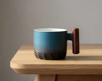 Moderner Keramikbecher mit Holzgriff – Minimalistische Kaffeetasse – Becher im skandinavischen Stil – Einzigartiges Geschenk für Teeliebhaber