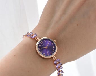 Elegante Armbanduhr mit violettem Kristall – Goldene Damenuhr – Luxuriöse Armbanduhr mit floralem Design – Schmuckuhr im Amethyst-Stil – Geschenk für Sie