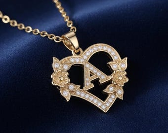 Individuell gestalteter Anhänger mit den Buchstaben A-Z und Strasssteinen – Personalisierte Herzkette mit Initialen in Gold – Zartes Schmuckstück mit floralem Monogramm, Geschenkidee für Frauen