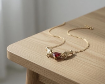 Halskette mit goldenen Händen und Herzanhänger – Roter Kristallherzanhänger – Romantisches Schmuckgeschenk für Sie – Einzigartige Halskette mit Liebessymbol – Valentinstagsgeschenk