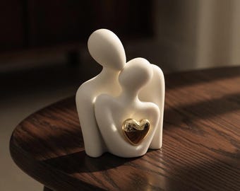 Abstrakte Paarskulptur mit goldenem Herz | Minimalistische Keramik-Liebesfigur | Romantische Wohndekoration | Modernes Hochzeitsgeschenk