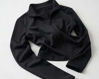 Werten Sie Ihre Garderobe mit dieser eleganten und vielseitigen schwarzen taillierten Reißverschlussjacke auf, die Komfort, Stil und Funktionalität vereint.
