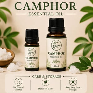 Peut inclure: Deux flacons en verre ambré d'huile essentielle de camphre avec bouchons noirs, un de 10 ml et un de 30 ml. Les étiquettes portent le texte Kshama Handcrafted, Camphor Essential Oil et le volume. Une section conseils et stockage est incluse.
