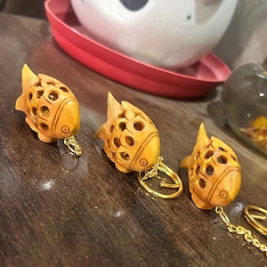 3 portachiavi a forma di pesce in legno fatti a mano, portafortuna, in legno lucido, portachiavi unici