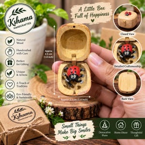 Könnte beinhalten: Eine kleine aufklappbare Holzschachtel mit einer bemalten Marienkäfer-Figur. Die Schachtel ist ca. 4,5 cm hoch und 3,5 cm breit. Das Set zeigt eine geschlossene Ansicht, eine Detailansicht des Marienkäfers und eine Ansicht der Rückseite.