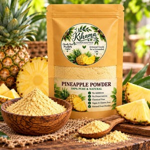 Może przedstawiać: Beżowa torebka stojąca z proszkiem ananasowym KSHAMA HANDCRAFTED z okrągłą etykietą z ilustracjami ananasów. Tekst na opakowaniu to 100% PURE & NATURAL, No Additives, No Preservatives, Chemical Free, Vegan & Gluten Free, Natural Fruit Powder.