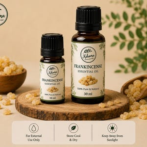 Puede incluir: Dos frascos de vidrio ámbar de aceite esencial de incienso Kshama Handcrafted, de 10 ml y 30 ml, con etiquetas blancas, texto negro, un logotipo circular y una imagen de resina. Pequeñas cuentas de resina de color claro están esparcidas.