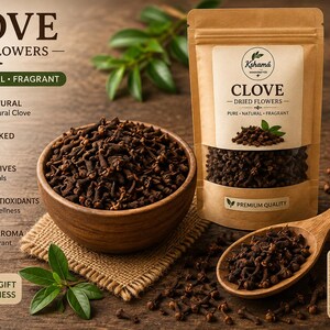 Puede incluir: Un cuenco de madera marrón y una cuchara de madera llenos de flores de clavo secas de color marrón oscuro. Se incluye una bolsa de papel marrón etiquetada como Clove Dried Flowers con la marca Kshama Handcrafted y texto con características.