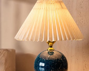 Nordische Keramik-Tischleuchte, Nachttischlampe mit plissiertem Lampenschirm, warmweiße LED-Schreibtischleuchte, skandinavische Luxus-Wohnzimmerleuchte