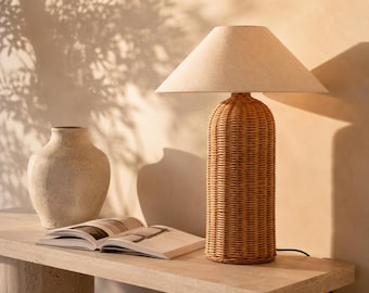 Rattan-Tischleuchte, Korbtischleuchte, Tischleuchte im Küstenstil, Japandi-Beleuchtung, Boho-Luxus-Dekor, handgefertigte Nachttischleuchte