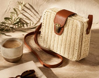 Sommerliche Strohtasche aus Rattan für Damen, handgefertigte Umhängetasche im Boho-Stil, Schultertasche, Urlaubstasche, rustikal-schicke Strandtasche, Geschenkidee für Sie