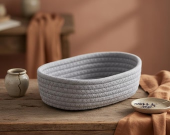 Cestas de almacenamiento de cuerda de algodón tejida en colores neutros para organizar artículos de decoración del hogar.