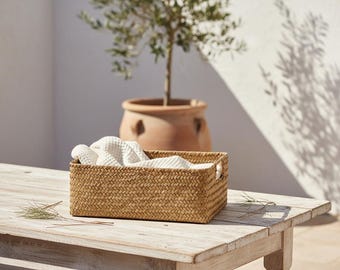 Cestas de almacenamiento tejidas en madera natural de color marrón claro para organizar la decoración del hogar y los artículos esenciales.