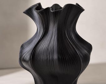 Skulpturale Keramikvase, nordisch-minimalistisches Dekor, moderne Luxusvase, japanisches Wohnaccessoire, Vase mit wellenförmiger Textur