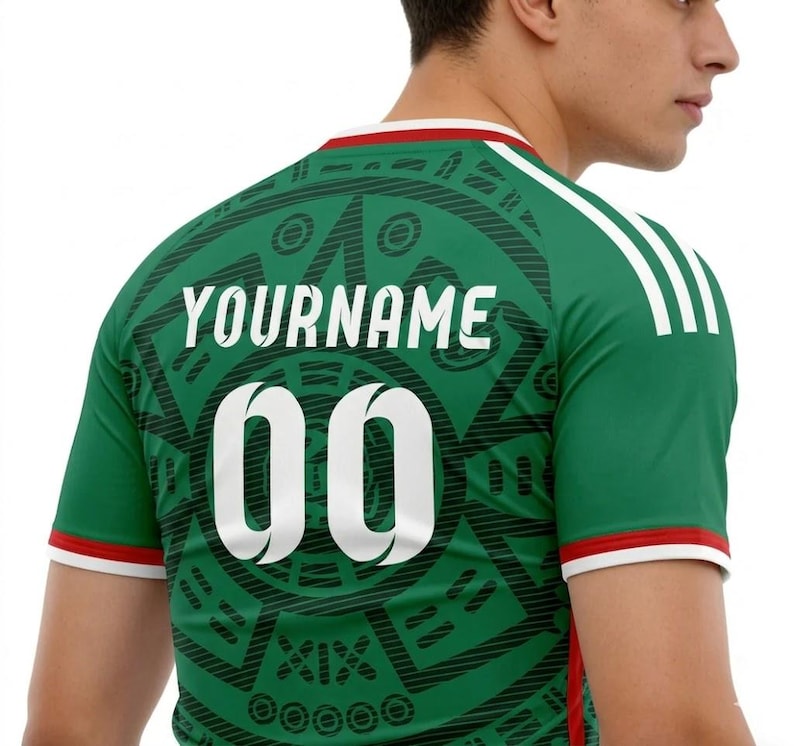 Puede incluir: Camiseta de f&uacute;tbol verde con detalles blancos, con el texto "YOURNAME" sobre el n&uacute;mero "00" en blanco. La camiseta tiene un dise&ntilde;o estampado en la espalda y rayas blancas en los hombros.