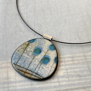 Collier de déclaration en porcelaine contemporaine, Pendentif fait à la main, Têtes de graines bleues image 1