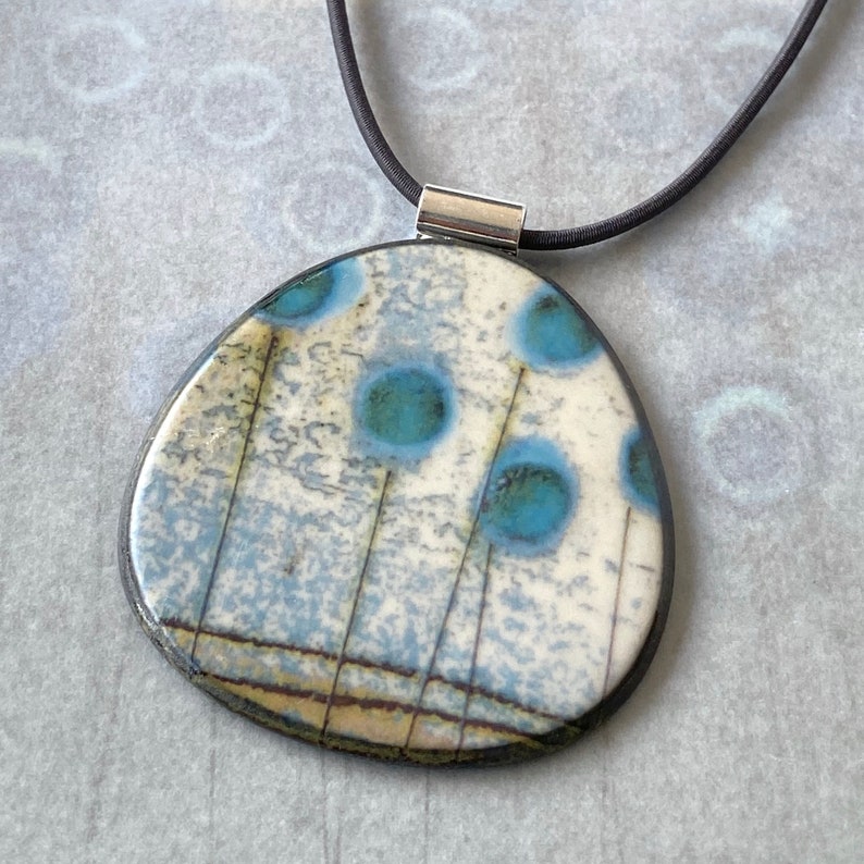 Collier de déclaration en porcelaine contemporaine, Pendentif fait à la main, Têtes de graines bleues image 3