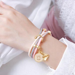 Puede incluir: Un juego de tres tazas de cerámica con un acabado mate moteado. Las tazas son de color crema, gris claro y gris oscuro. Cada taza tiene un diseño simple y minimalista, ideal para café o té.