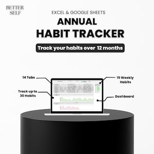 Könnte beinhalten: Ein digitaler Gewohnheitstracker, der auf einem Laptop-Bildschirm angezeigt wird. Der Text lautet "ANNUAL HABIT TRACKER" und "Track your habits over 12 months." Enthält 14 Registerkarten, 15 wöchentliche Gewohnheiten und ein Dashboard. Der Laptop steht auf einem schwarzen Podest.