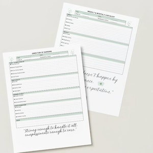 Puede incluir: Dos listas de verificación de papel blanco con un borde verde claro. Una lista de verificación está etiquetada como "Director de Enfermería" y la otra como "Lista de verificación semanal y mensual". Las listas de verificación tienen líneas para escribir e incluyen el texto "Lo suficientemente fuerte para manejarlo todo, lo suficientemente compasivo para cuidar."