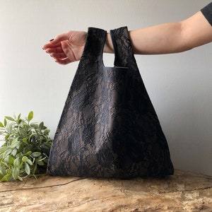 Schwarze Spitze Einkaufstasche, elegante schwarze Einkaufstasche aus Spitze und Jersey, geräumige Einkaufstasche, schwarze Hobo-Tasche, Geschenk Mama, Muttertagsgeschenk