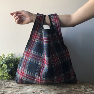Sac à lunch tartan bleu et rouge fait à la main en polyviscose / sac élégant pour homme et femme réutilisable et pliable / cadeau petit ami / cadeau papa