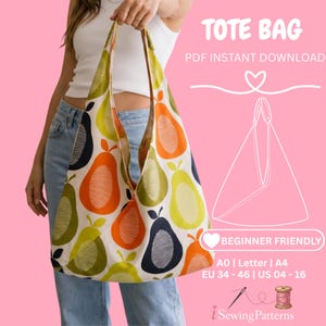 Op de afbeelding: Een witte tote bag met een kleurrijk perenpatroon in oranje, groen en marineblauw. De tas heeft lange hengsels en de tekst "TOTE BAG PDF INSTANT DOWNLOAD" is zichtbaar. De tekst "BEGINNER FRIENDLY" is ook aanwezig.
