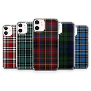 Könnte beinhalten: Fünf Smartphone-Hüllen in einer Reihe, jede mit einem unterschiedlichen Schottenkaro-Muster. Die Designs umfassen rote, grüne, dunkelgrüne und blaue Farbschemata mit sich kreuzenden weißen, schwarzen und gelben Linien auf den rechteckigen Oberflächen.