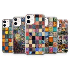 Può includere: Una collezione di cinque custodie per telefono con design geometrici colorati. Le custodie presentano una varietà di motivi, tra cui quadrati a mosaico, arte astratta e superfici strutturate. Progettate per adattarsi a uno smartphone.