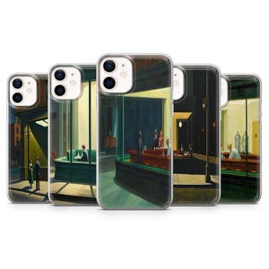 Könnte beinhalten: Handyhüllen mit dem Gemälde "Nighthawks" von Edward Hopper. Die Hüllen zeigen die Diner-Szene in ihren charakteristischen Grün- und Brauntönen und erfassen die düstere Stimmung und das urbane Setting des Kunstwerks. Geeignet für verschiedene Telefonmodelle.
