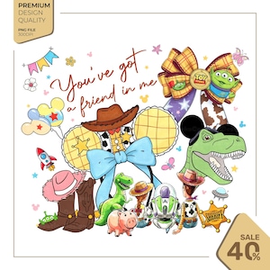 Op de afbeelding: Een digitale illustratie met Toy Story personages en motieven, waaronder een cowboyhoed, een grote blauwe strik, een groene dinosaurus, een space ranger, een sheriffster en de tekst "You've got a friend in me" in bruin cursief schrift.
