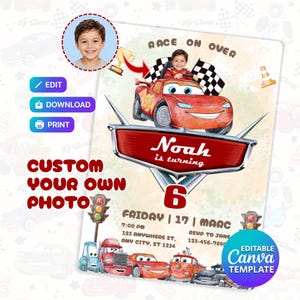 Op de afbeelding: Een digitale verjaardagsuitnodiging met een rode raceauto, een geblokte vlag en een groot rood embleem met de tekst Noah is turning 6. Het ontwerp bevat ruimte voor een eigen foto, evenementdetails en diverse getekende autokarakters.