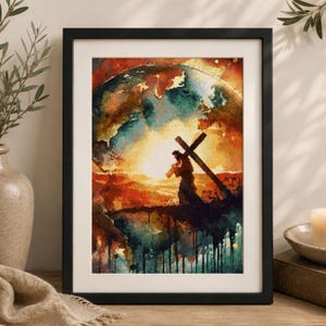 Op de afbeelding: Een ingelijste kunstdruk met een figuur die een houten kruis draagt tegen de achtergrond van een grote, gloeiende planeet en een levendige zonsondergang. Het kunstwerk heeft een textuurrijke, schilderachtige stijl met oranje, rode, blauwe en gouden tinten.