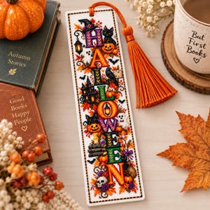 Peut inclure: Un marque-page rectangulaire au point de croix affichant le mot HALLOWEEN verticalement en lettres colorées et à motifs. Le design inclut des motifs de chat noir, chapeau de sorcière, lanterne, maison hantée, fantôme et crâne, avec un pompon orange.
