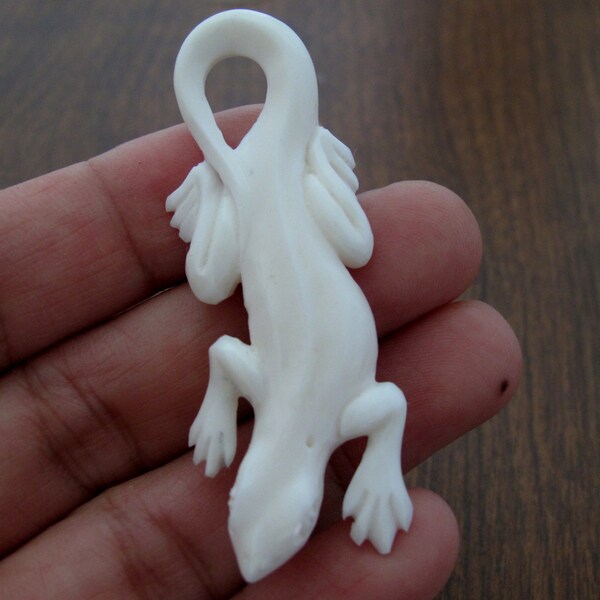 Beautiful  Gecko, Pendant, Balinese carving, buffalo Bone carving, Jewelry making Supplies S8826