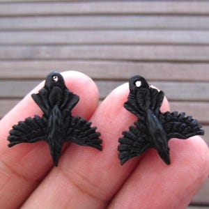 Pequeño par de pendientes de 15 mm x 13 mm con forma de cuervo negro tallado, tallado en cuerno de búfalo, suministros para la fabricación de joyas S4637 imagen 2
