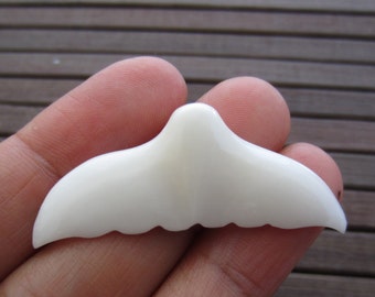 Mooie handgesneden hanger met walvisstaart. zijboor, snijwerk van buffelbeen, centraal onderdeel, benodigdheden voor het maken van sieraden S5896