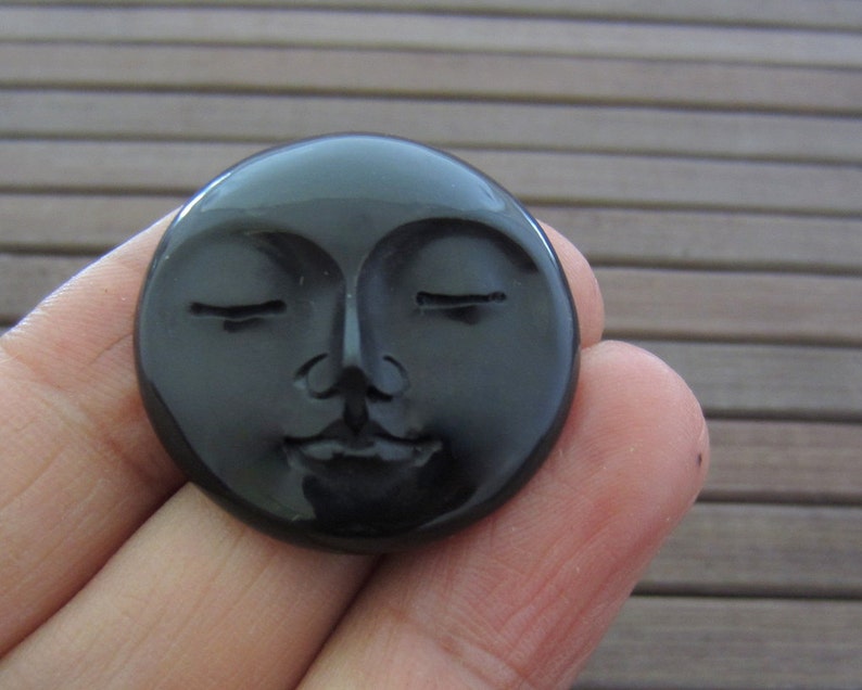 30 mm Moon Face Buffalo Horn Cabochon, Hand Carved , Closed Eyes, Black Moon, Sieraden maken Supplies S5195 afbeelding 2