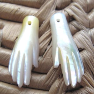 Ręcznie rzeźbiona para małych dłoni z żółtej masy perłowej, Tangan, kolczyki, artykuły jubilerskie, ręcznie rzeźbiona muszla na Bali S8388