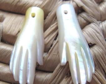 Par de pequeñas manos talladas a mano en nácar amarillo, Tangan, pendientes, suministros de joyería, concha tallada a mano de Bali S8388