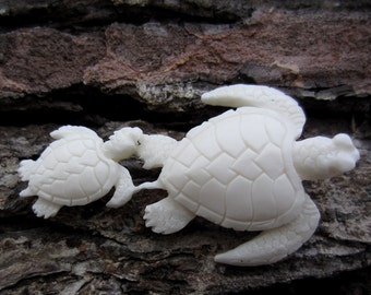 Familie zeeschildpadden gesneden been, totem, snijwerk van buffelbeen, benodigdheden voor het maken van sieraden S4942