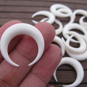 25 mm Double Horn Crescent, Carved Buffalo BONE,  Boho Jewelry making supplies, NOT DRILLED,   S6646-5 mm Thickness