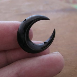 Best Selling Item 20 mm Double Horn Crescent, Buffalo horn  carving, Bracelet DRILLED, jewelry making supplies  S6572-6 mm thickness