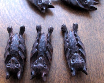 Murciélago tallado a mano, tallado en madera Sono, colgante, perforaciones laterales en las patas, suministros de joyería, S8759