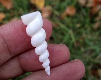 Uitstekend detail mini-eenhoornhoorn, spiraalhoorn met gesneden been, mythisch wezen, biologisch, benodigdheden voor het maken van sieraden S7317