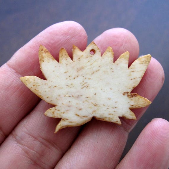 美しく咲き誇る蓮の花、水牛の骨彫刻、穴あき、ジュエリー製作用品