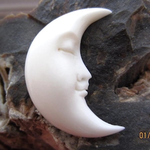 Cabujón de 30 mm con forma de media luna, ojos cerrados, mirando a la derecha, base plana, tallado en hueso de búfalo, suministros para joyería S4676