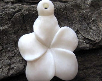 Perlina pendente in osso intagliato di Plumeria, componente focale, intaglio dell'osso, forniture per la creazione di gioielli S1251