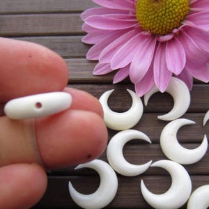 15mm Double Horn Crescent, Carved Bone Crescent, wholesale, DRILLED, S5884-5 mm thickness